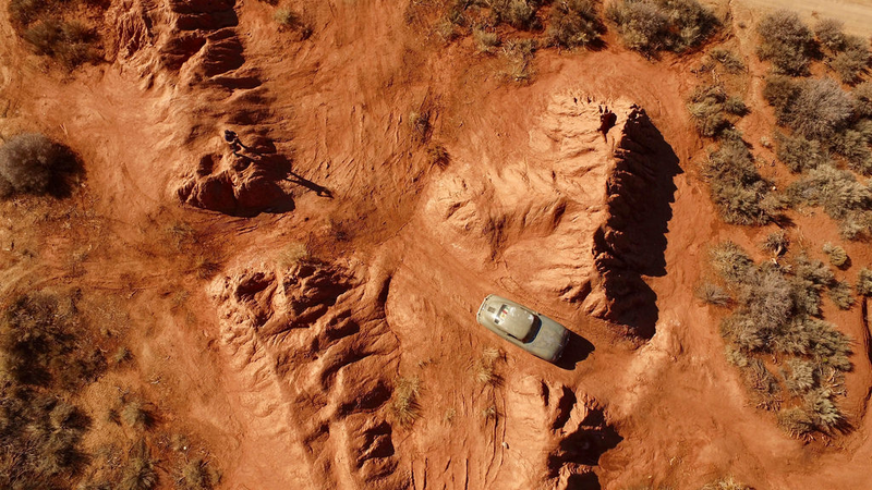 Illustration for article titled Barn-Find Porsche 356 tackles 4x4 Trail from Joshua Tree to Big Bear | PRAEMIO